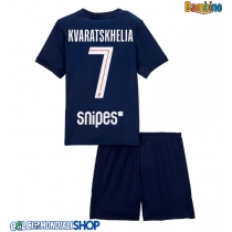 Maglie da calcio Paris Saint-Germain Khvicha Kvaratskhelia #7 Prima Maglia Bambino 2025-26 Manica Corta + Pantaloni corti)